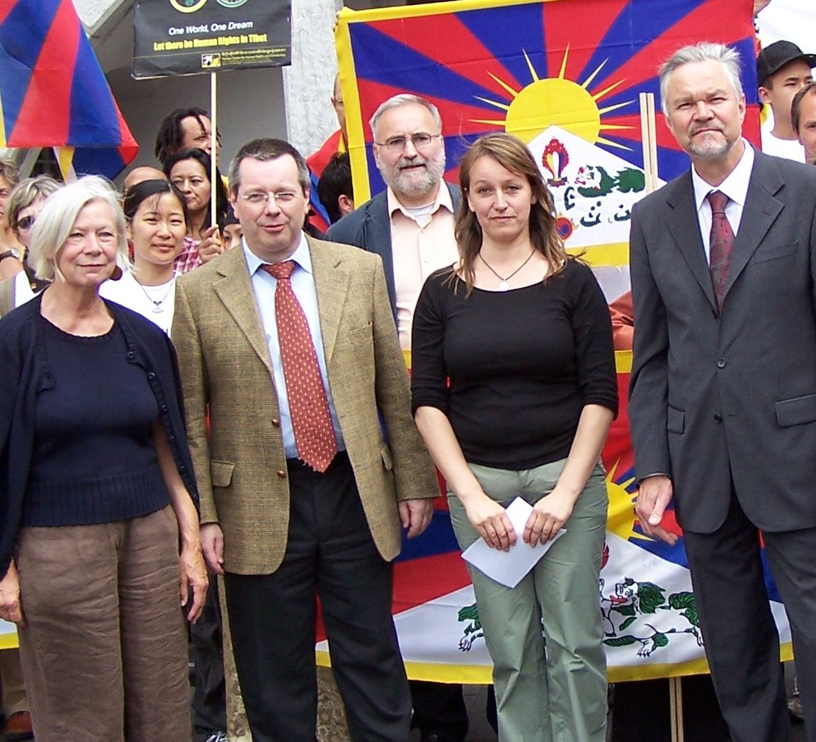 Beim Start am Rathaus dabei: Erika Choch (SPD und Vorsitzende im Kulturausschuss des Rates), Tatjana Henn (Sprecherin Focus Tibet),  Brgermeister Helmut Joisten (CDU)